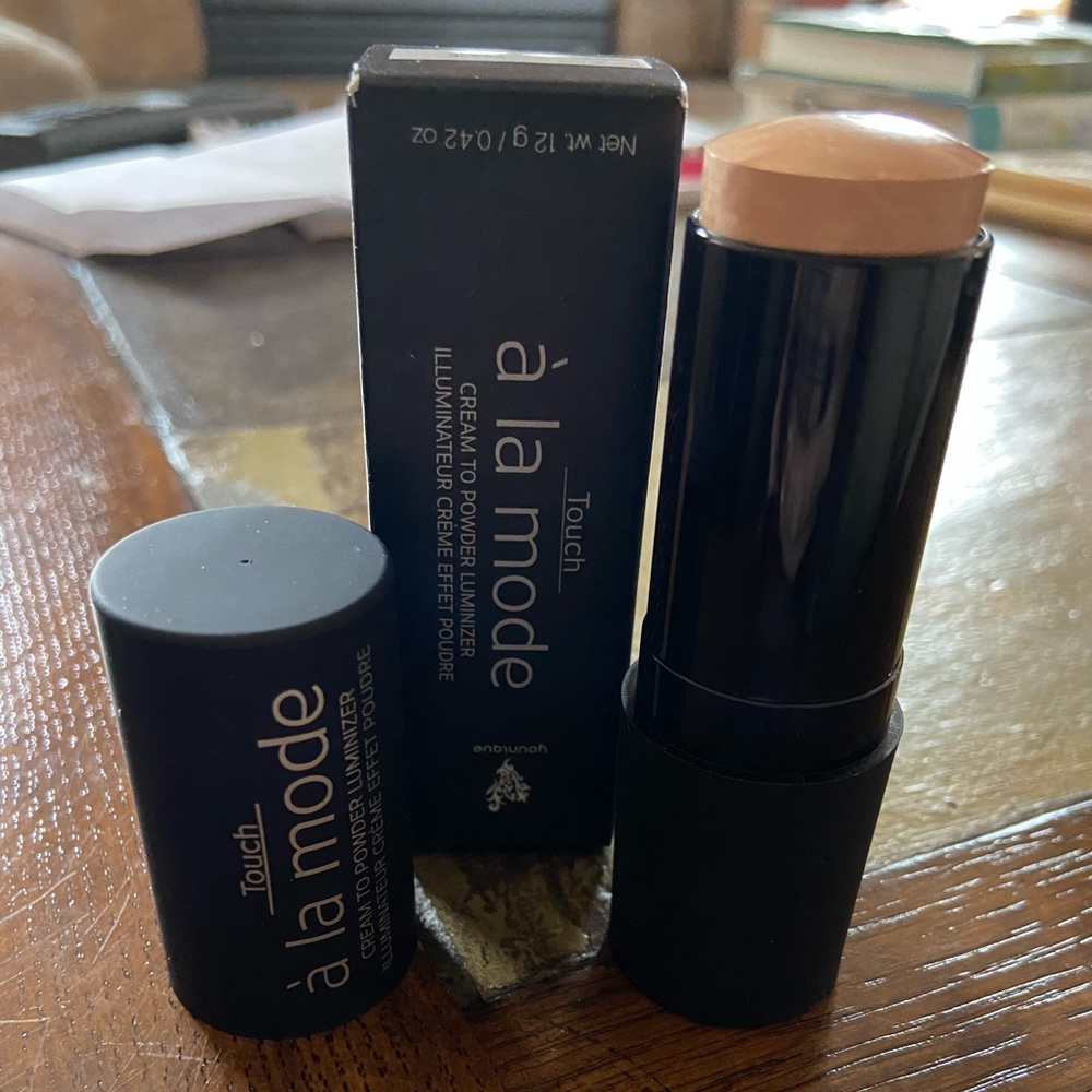 Younique Stick Highlighter- Benevolent (NIB)